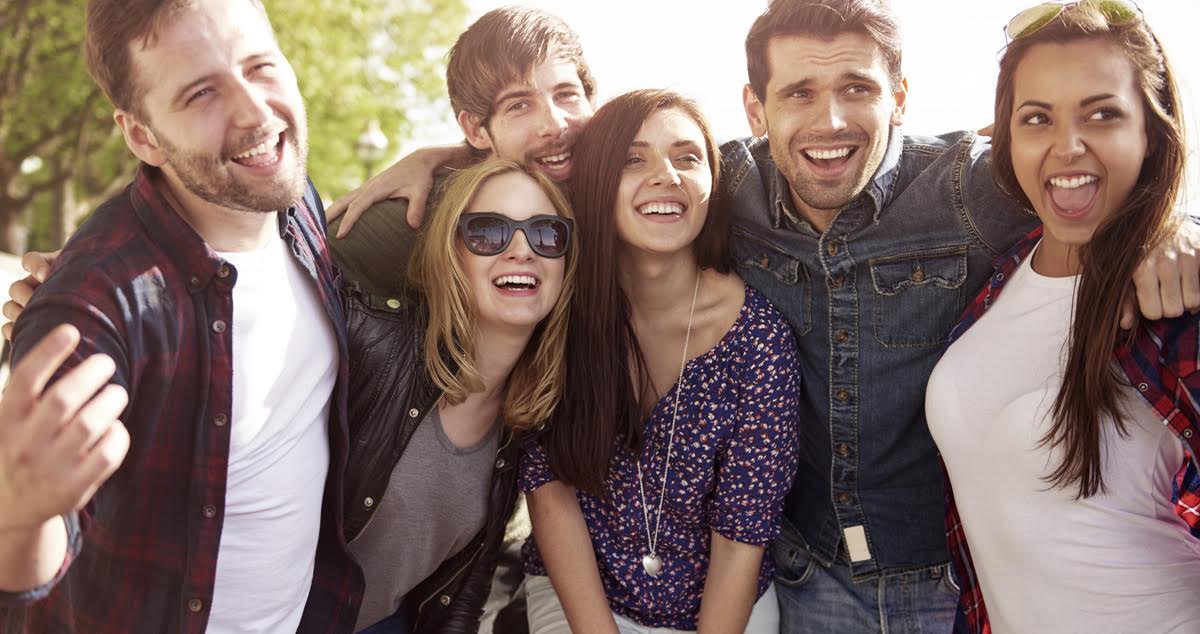 Heartwarming! This Group of 8 Friends Has Dated Each Other Exclusively ...