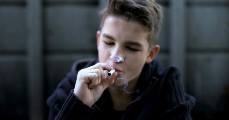 Sad: This Teen Started Smoking Cigarettes and Doesn't Even Look Cool ...