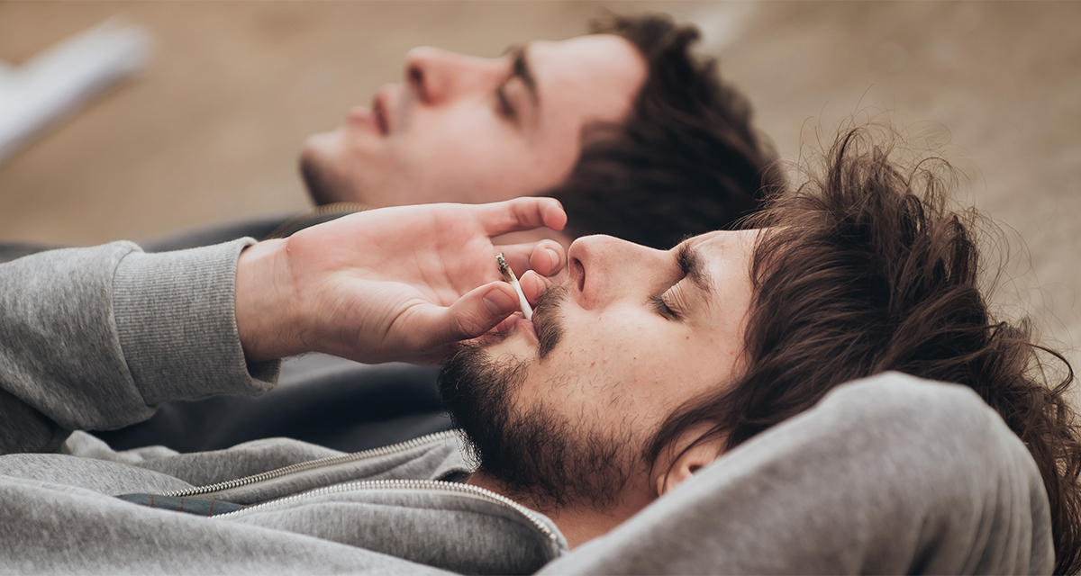 Почему завишу от мужчин. Лежащие курящие люди. Мужчина лежит на земле фото профиль. Фото Shutterstock.