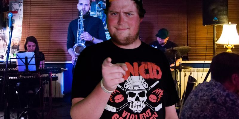 I Prefer Small, Intimate Shows So I Only Listen to Shitty Bands