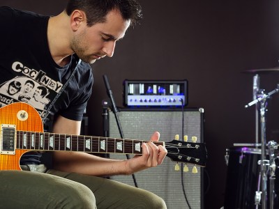 drummer, scene, mourns, guitar