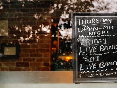 open mic, closed, sign