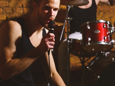 singer, misinformed, crowd