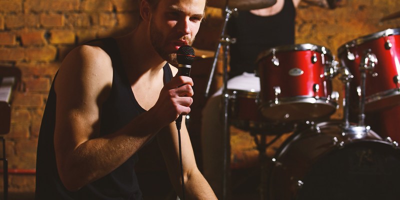 singer, misinformed, crowd