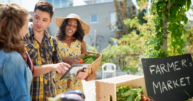 Here’s How Long You Should Pretend to Be Interested at a Farmer’s Market When You Just Want Free Samples