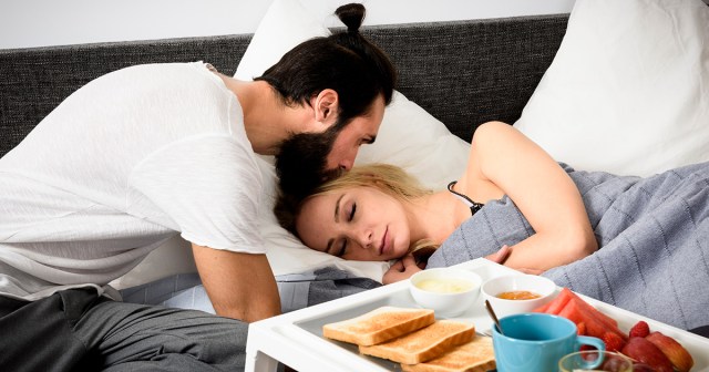 Man Cheers Up Depressed Girlfriend With Breakfast, Lunch, Dinner in Bed