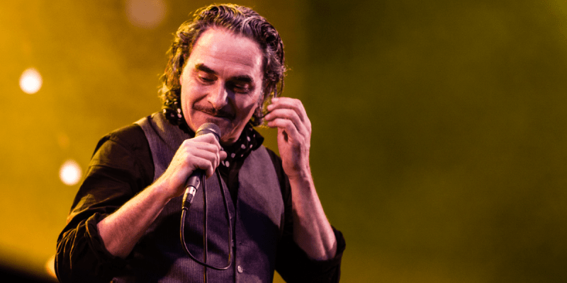 self-conscious, singer, staring