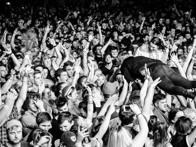 crowd surfing, dead, surf