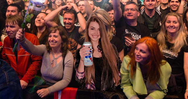 Favorite Band Playing Favorite Song Still Loses Woman’s Applause to Holding a Warm PBR