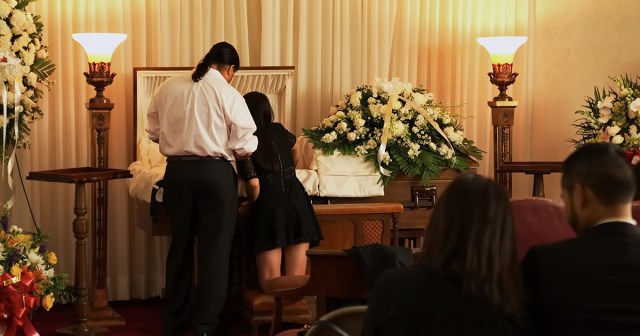 Friends Tearfully Loot Gamer’s Corpse at Funeral to Pay Respects