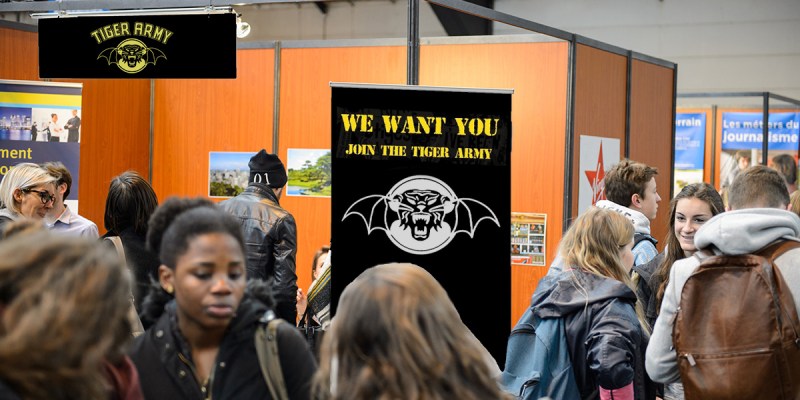 tiger army, recruiter, table