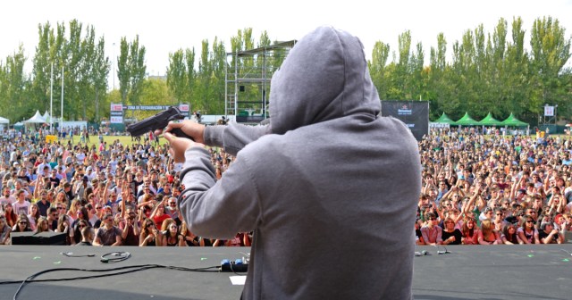 No One’s Leaving This Venue Until This Audience Figures out How to Clap in 5/4 Time