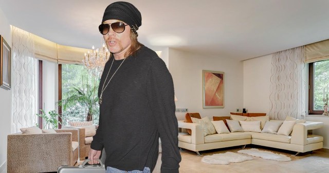 Axl Rose Arrives 6 Hours Late to Home Livestream Concert