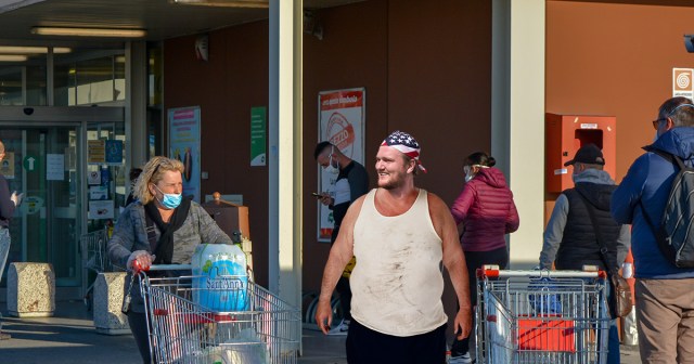 Right Wing Man Outside Grocery Store Asking Masked Shoppers to Buy Him Beer