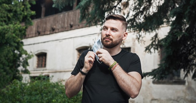 Self-Conscious Man Removes Mask After Seeing No One Else Wearing One