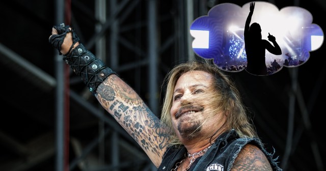 Mötley Crüe Still Thinks About Woman Who Flashed Them From Audience in 1989