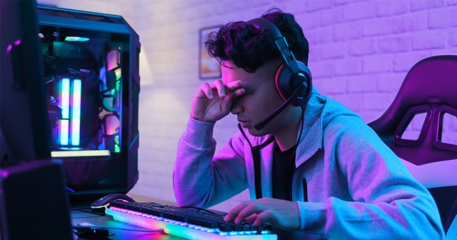 Gamer Sets Life to Hard Mode by Sleeping 3 Hours Per Night