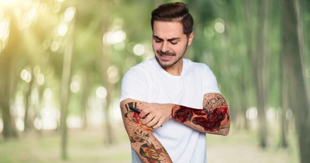 Overheated Hardcore Guy Cuts Off Tattoo Sleeves
