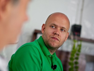 spotify, money, green shirt, balding, court, kids, custody, angry, sad, upset, cheap