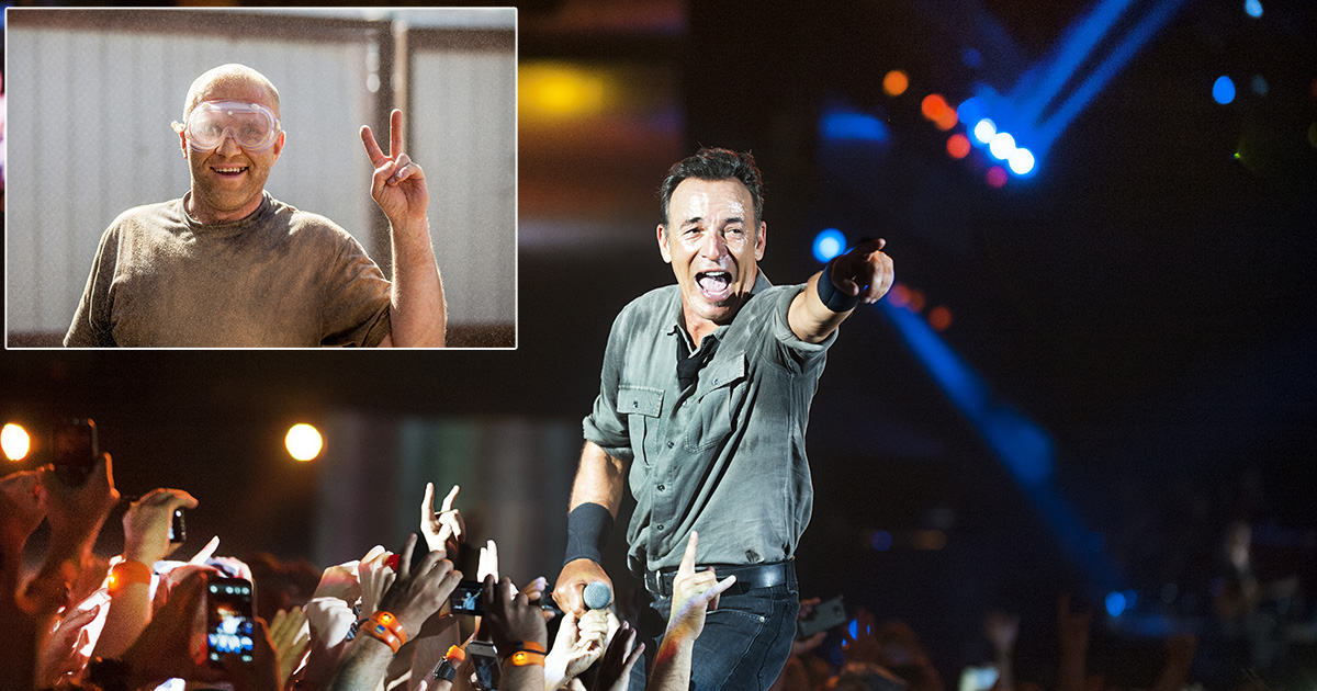 bruce, the boss, singer, naked, old man, new jersey, fancy, cool, weird, strange, fans, concert, microphone, worker