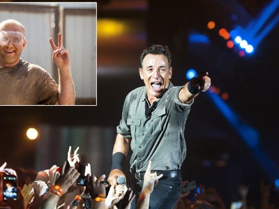 bruce, the boss, singer, naked, old man, new jersey, fancy, cool, weird, strange, fans, concert, microphone, worker