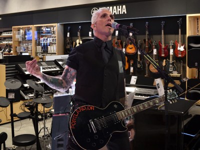 everclear, sing, guitar, autograph, black shirt, blonde hair, electric guitar, guitar center, live music, tattoos