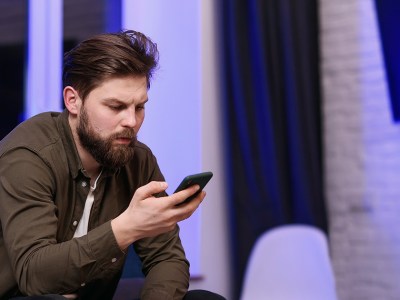 watch, phone, read, understand, cheat, noob, beginner, phone, iphone, comb over, brunette, green jacket