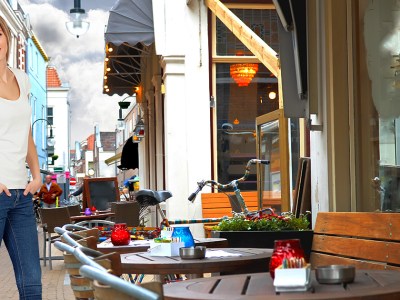 horse girl, restaurant, eat, date, sex, tinder, swipe right, match, meet up, love first date, fake, imposter, weirdo