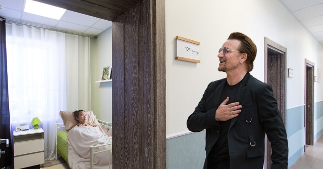 Hospice Patient Plays Dead After Spotting Bono in Hallway