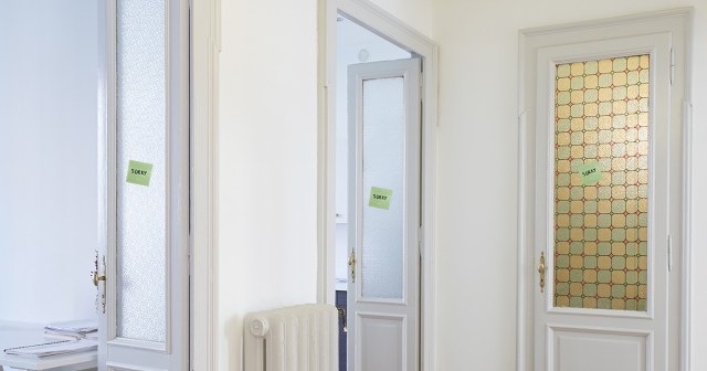 Anxious Roommate Leaves Mysterious “Sorry” Note on Every Door in House