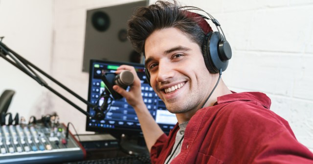 How This Guitarist Turned His in Between Song Banter Into an Hour Long Podcast