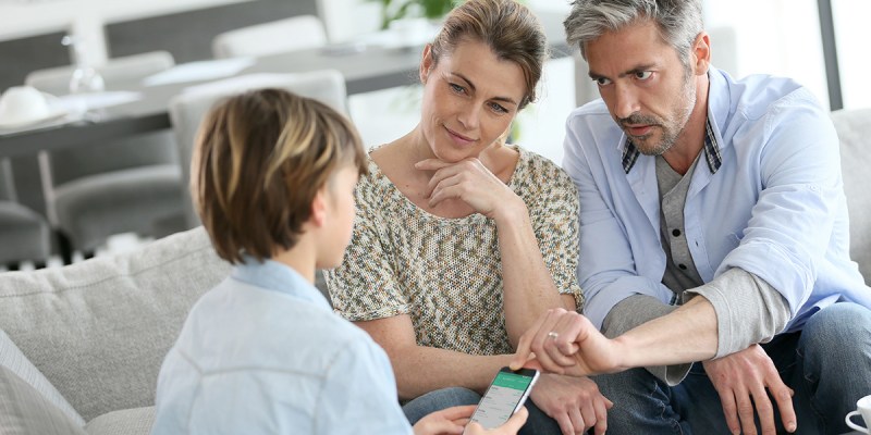 robinhood, crooked, kid, young, sad, scary, dangerous, gambling, annoying, mom, dad, family, support, learn, wall street