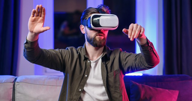 VR Enthusiast Wishes the Real World Were More Up Close, a Little Blurry