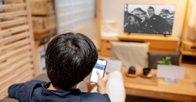 Man Learns Japanese So He Can Watch Kurosawa Movies Without Having to Look Up From Phone