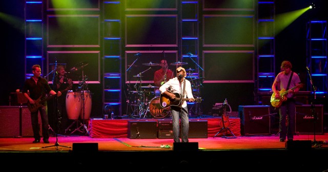 Hootie and the Blowfish Clarify That the Bassist Is Actually Hootie, Not the Singer