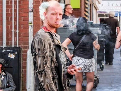 shows, alley, friends