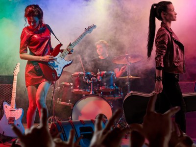 bassist, leave early, show