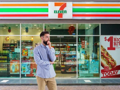 man, 7/11, hot dog