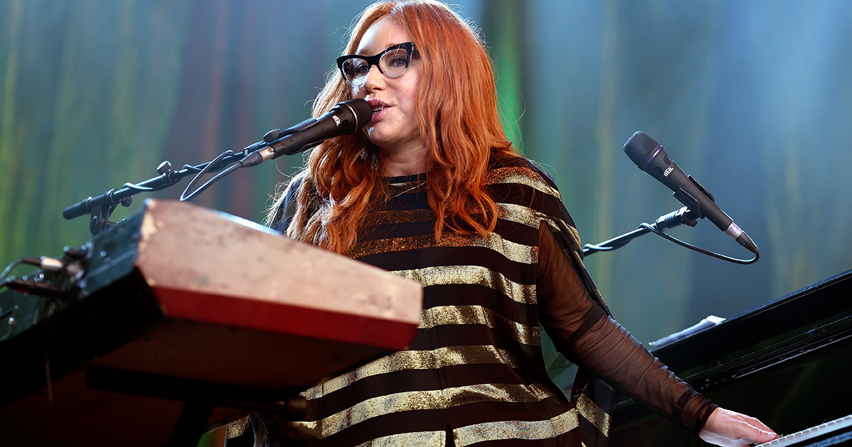 tori amos, piano, bench