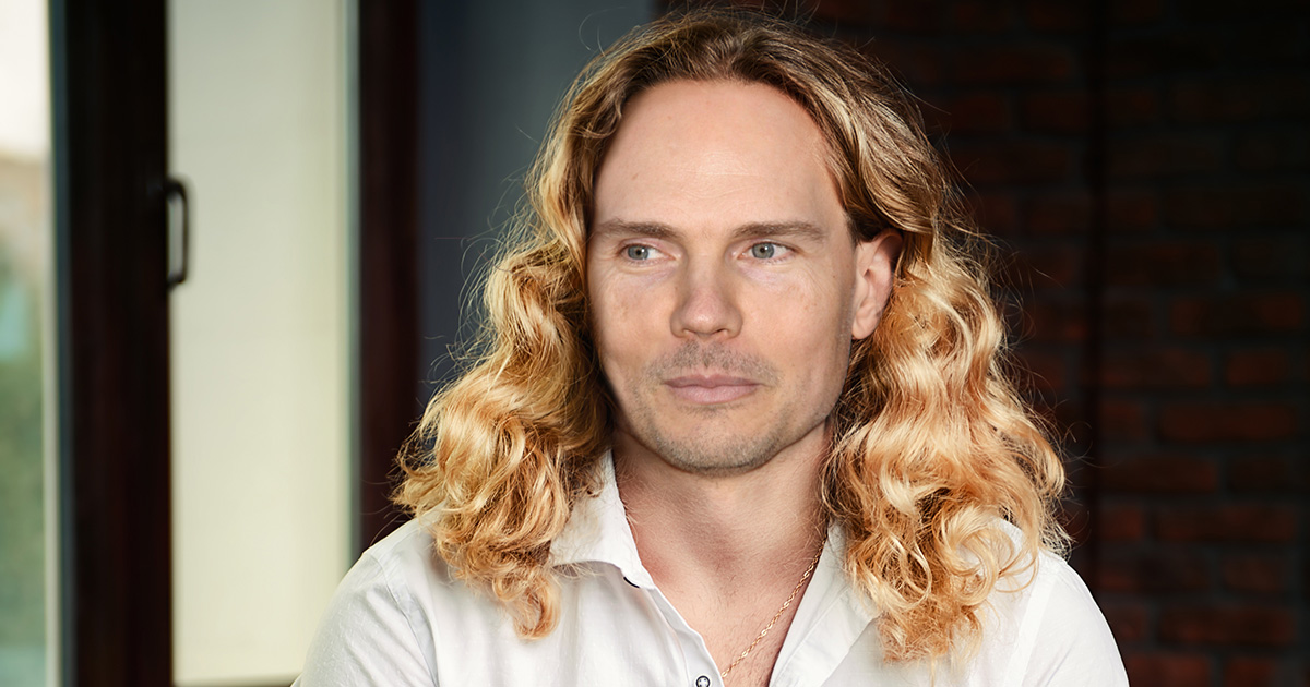 billy corgan, bald, blonde curls