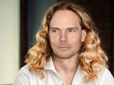 billy corgan, bald, blonde curls