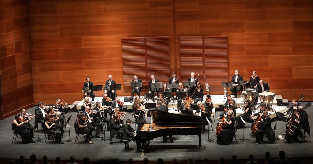 First Chair Violinist Playing Bach in London Philharmonic Orchestra Suddenly Realizes He’s In a Cover Band