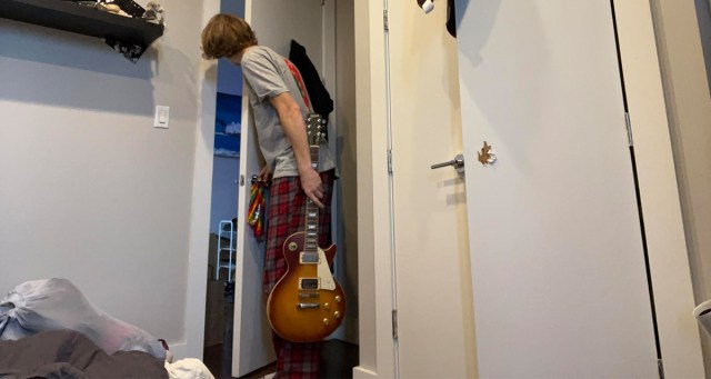 Man Makes Sure Roommates Aren’t Home Before Playing Masturbatory Guitar Solo