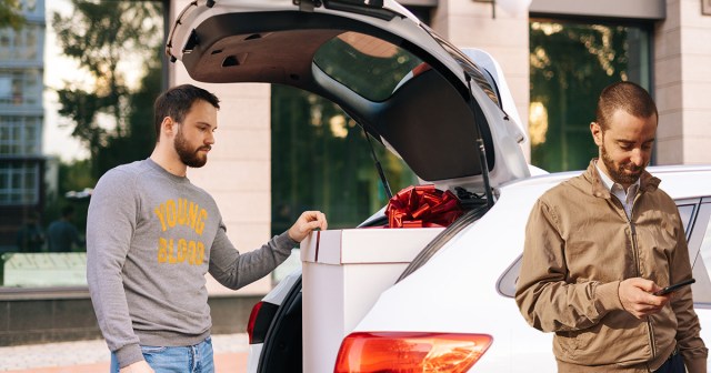 Lead Singer Refuses to Help Drummer Unload Christmas Gifts from Car