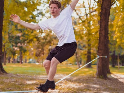 slack line, white guy, park