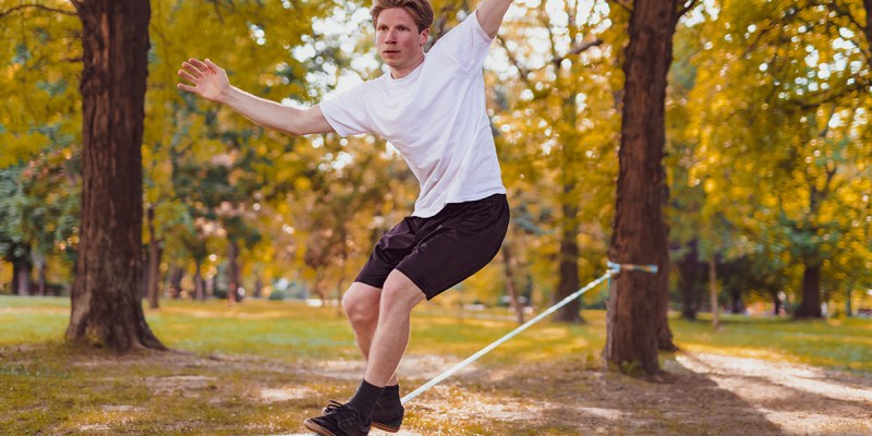 slack line, white guy, park