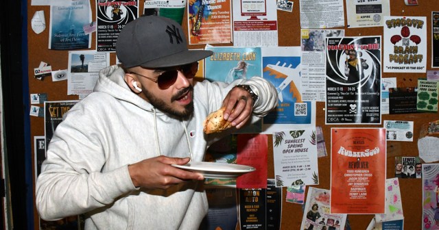 Real New Yorker Folds Pizza Bagel in Half Before Eating