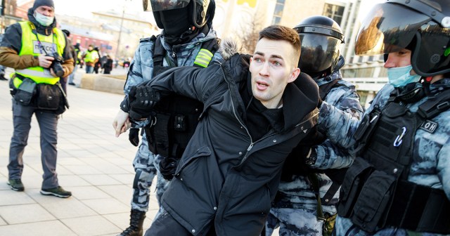 American Police Donate Water, Tear Gas to Russian Law Enforcement Pummeling Protesters