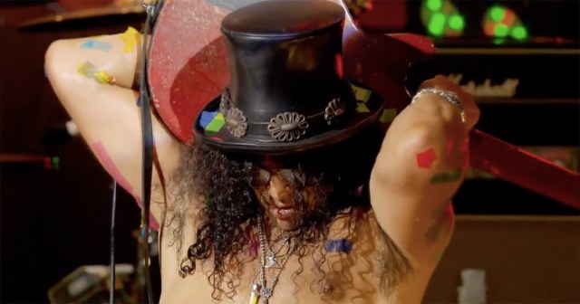 Slash’s Behind-the-Head Guitar Solo Actually Played by Hat