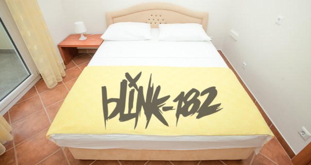 5 Pieces Of Merch In Your Date’s Bedroom That Make It Pretty Clear You Aren’t Going To Cum